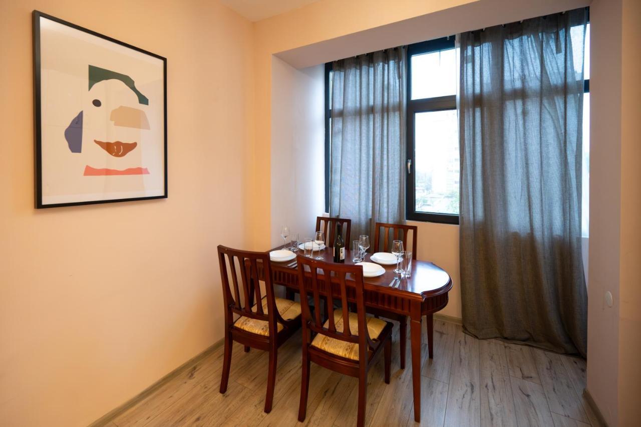 Spacious 1Bdr Apartment Near City Center Szófia Kültér fotó